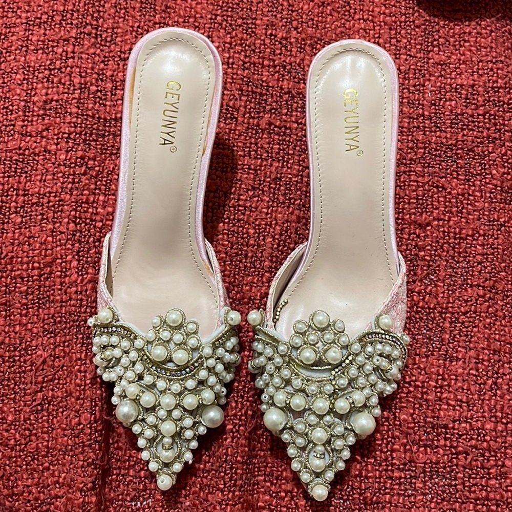 Geyunya pink heels